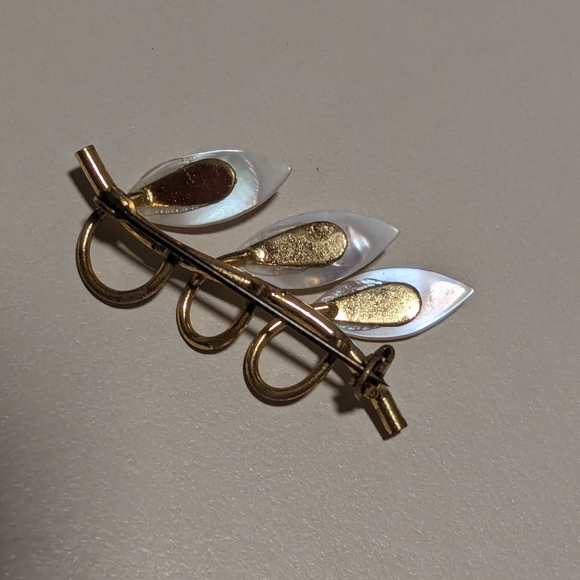 Vintage Mother of Pearl Gold Toned Leaf Brooch Pin - Picture 3 of 4